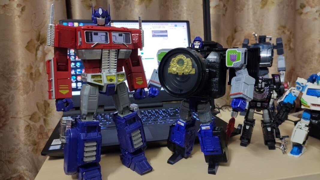  In Hand Image Of Takara Tomy Canon X Transformers Decepticon Refraktor R5  (1 of 9)